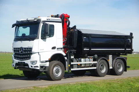 Mercedes-Benz Arocs 3346 33,3-tons 6x6 met Palfinger Z kraan en Grijsbertsen kipper